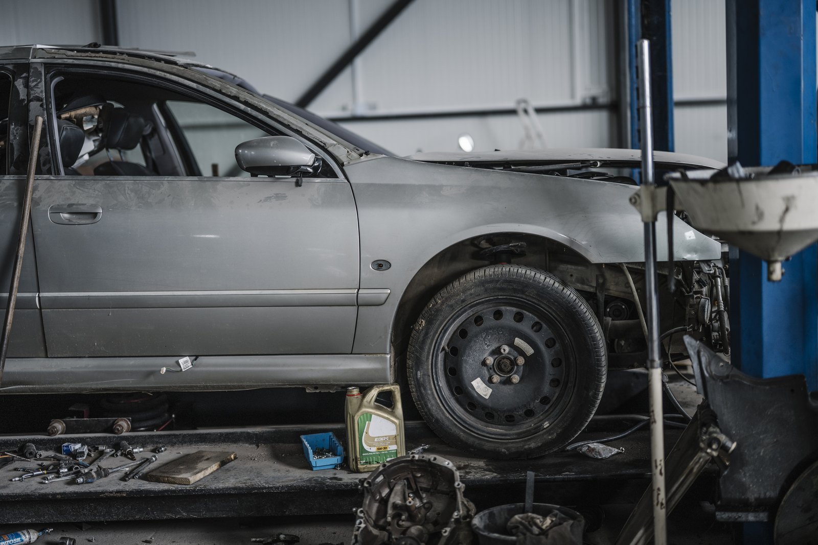 Bahía del taller con el carro levantado